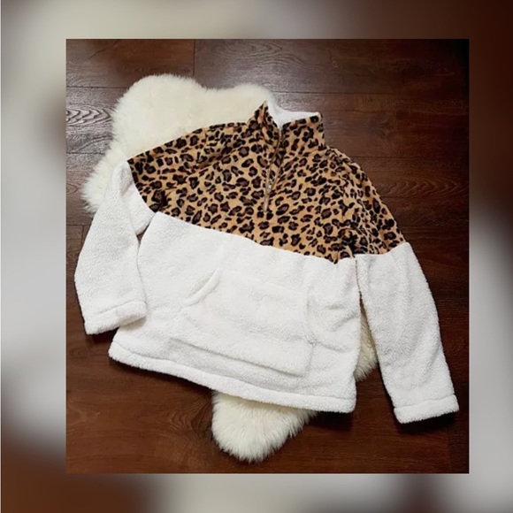 🔹WOMEN’S LEOPARD PRINT HALF ZIP PULLOVER SHERPA (super soft) SWEATSHIRT - Picture 2 of 10